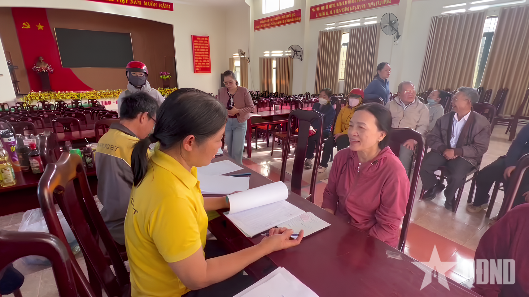 Người dân phấn khởi, vui mừng khi nhận 3 tháng lương hưu, trợ cấp bảo hiểm xã hội